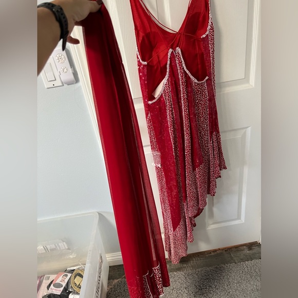 Beautiful red sequins evening gown with matching shawl & asymmetrical hem line - Picture 5 of 9